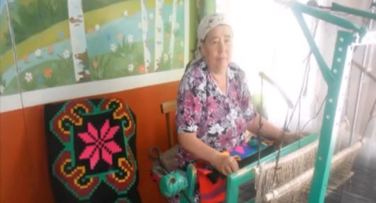 Сабиля картәни за своим ткацким станком